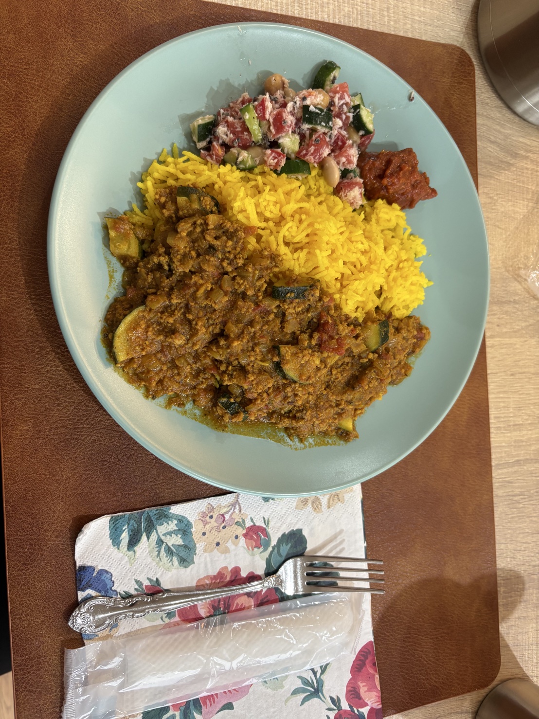 キッチンで作られたカレーの盛り付け